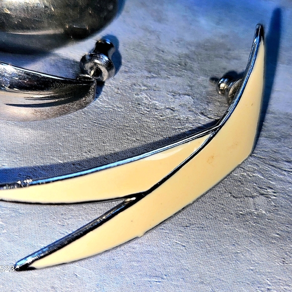 Jewelry - 2 pairs Vintage timeless Earrings